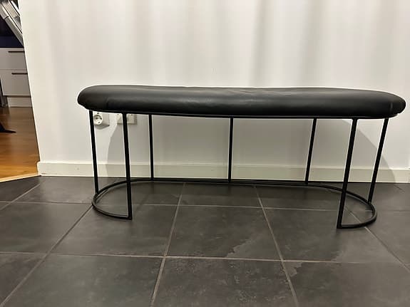 Svart sittbänk