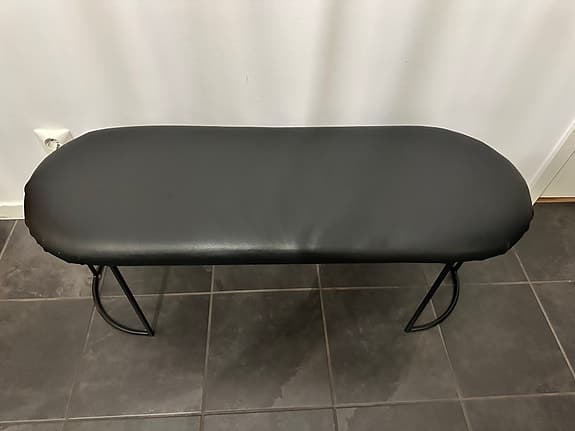 Svart sittbänk