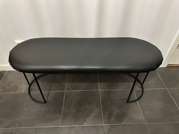 Svart sittbänk