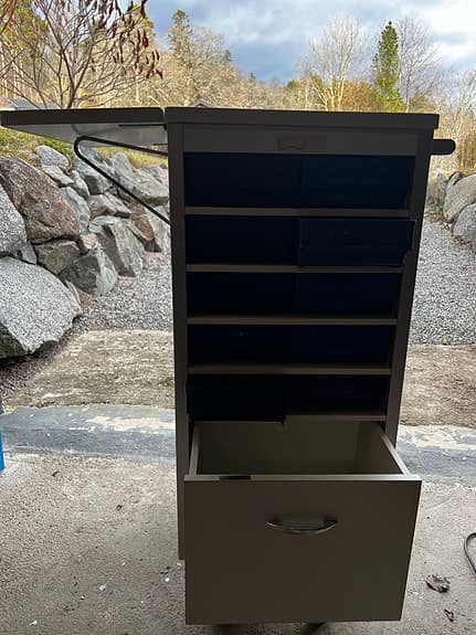 Metallvagn med hyllor och låda på hjul