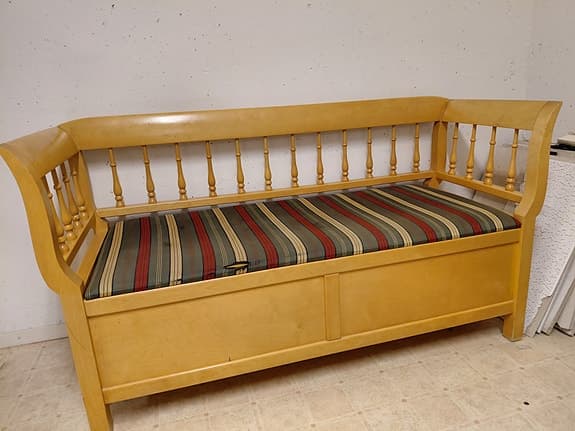 Träsoffa med förvaringslåda och randig dyna