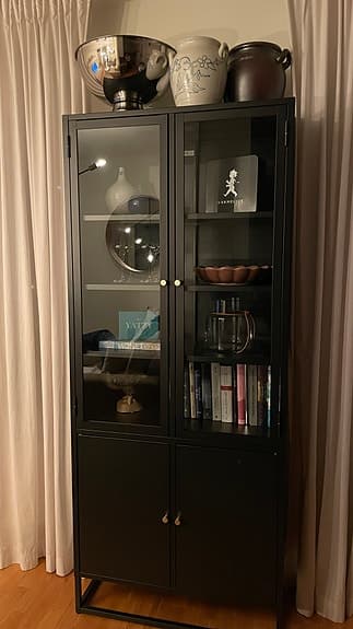 Venture Home Piring vitrinskåp svart