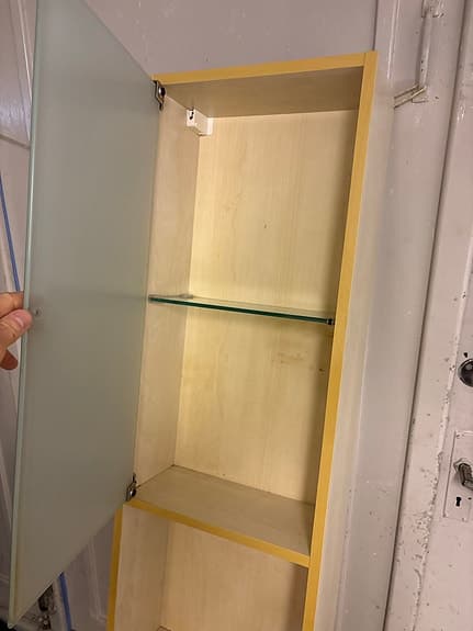 Sänker priset. Skåpet är fint. Badrumsskåp i björk med frostat glas