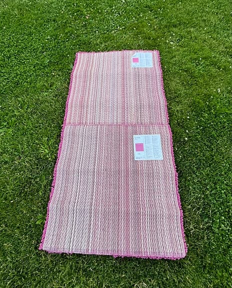 IKEA. Superfin rosa/lila matta 80 x 160 eller två 80 x 80.
