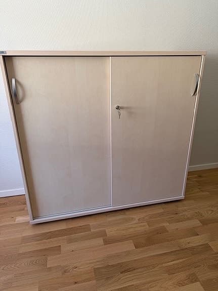 Skåp med skjutdörrar trä ljus