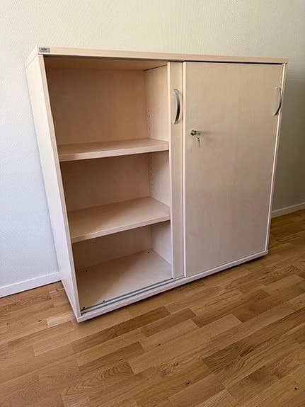 Skåp med skjutdörrar trä ljus