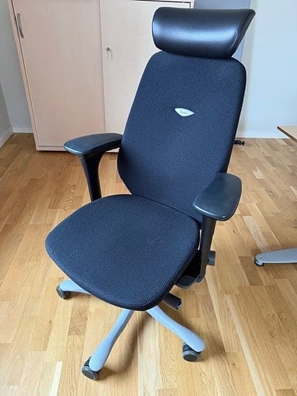Kinnarps Kontorsstol svart med armstöd
