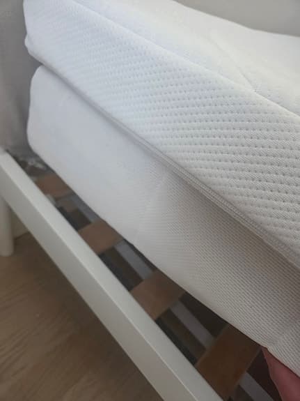 SUPERDEAL: Ny ramsäng + madrasser (värde 7 789 kr) – knappt använd!