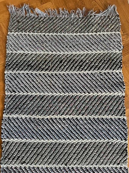 Blå/grå trasmatta med fina mönster från Dalarna.