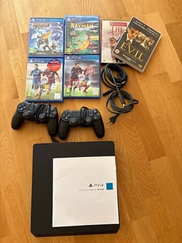 Sony Playstation 4 spelkonsol med handkontroller och spel