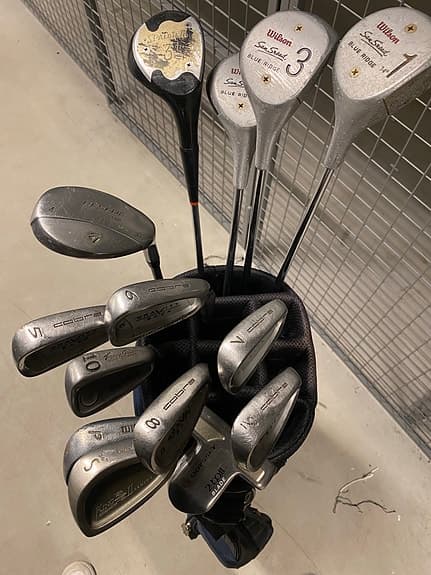 Golfset med järnklubbor, wedgar, woods, hybrid, putter och blå golfbag