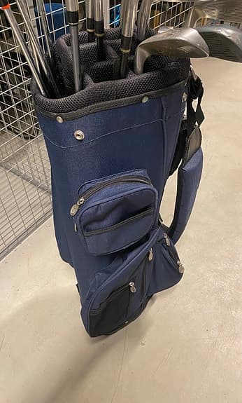 Golfset med järnklubbor, wedgar, woods, hybrid, putter och blå golfbag