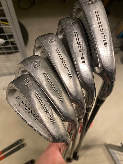 Golfset med järnklubbor, wedgar, woods, hybrid, putter och blå golfbag