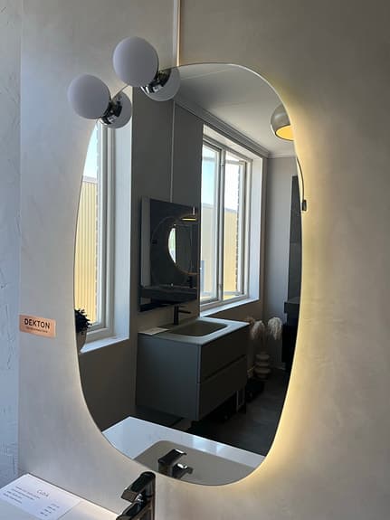 Spegel 55x85cm med LED belysning + 2 lampor