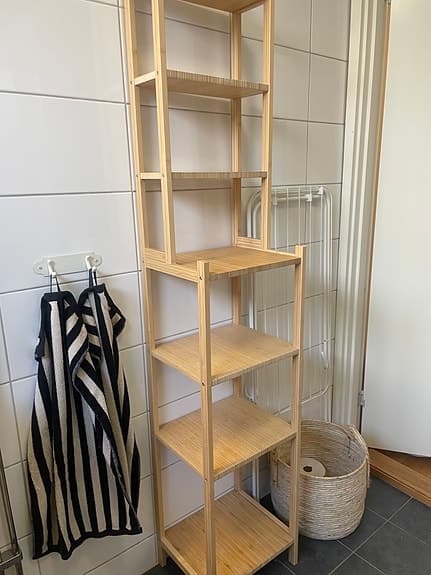 IKEA hörnhyllor och hög hylla bambu