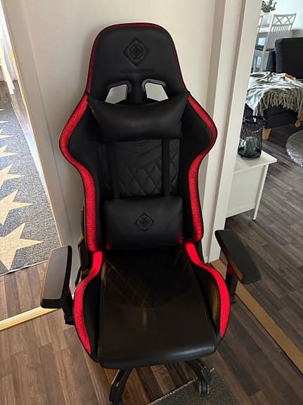 DELTACO Gamingstol svart med LED-belysning