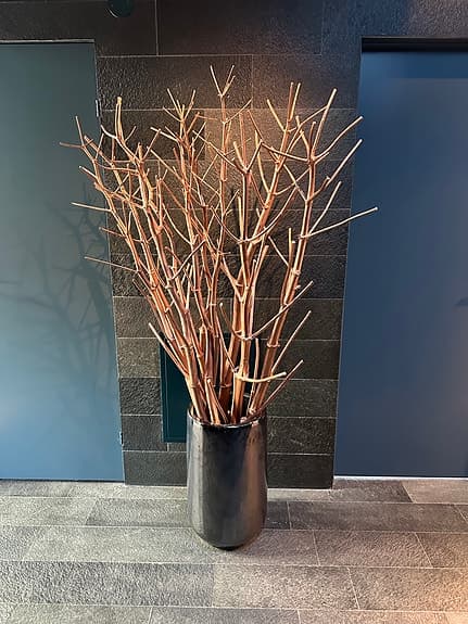 Dekorationsvas med konstgjorda grenar kopparfärg