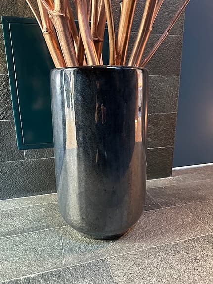 Dekorationsvas med konstgjorda grenar kopparfärg