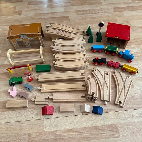 BRIO tågbana med tåg, station och tillbehör