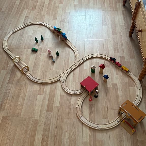 BRIO tågbana med tåg, station och tillbehör