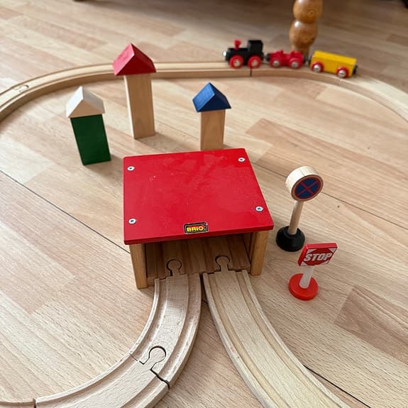 BRIO tågbana med tåg, station och tillbehör