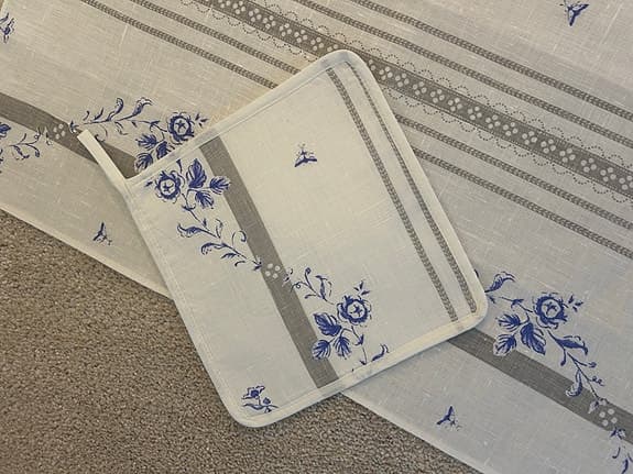 Två kuddfodral, handduk och grytlapp