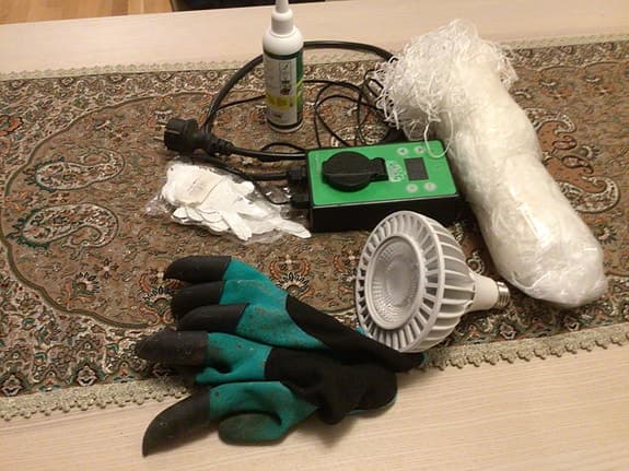 Oidentifierat odlings- och belysningskit med lampa, handskar och tillbehör