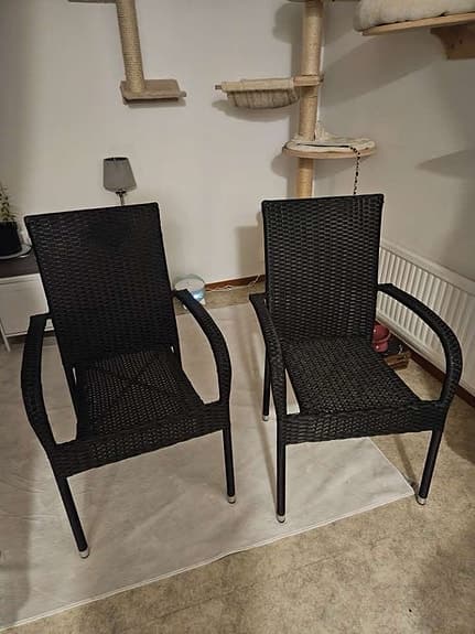 Svart flätad utestol med armstöd