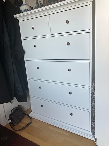 Byrå vit med sex lådor