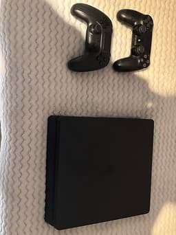 Sony Playstation 4 spelkonsol svart med två handkontroller