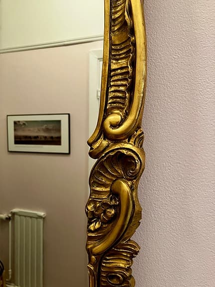 Dekorativ guldspegel