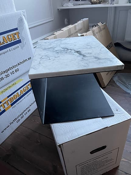 2 x sängbord i marmor och svart lackerad stål från Walles & Walles