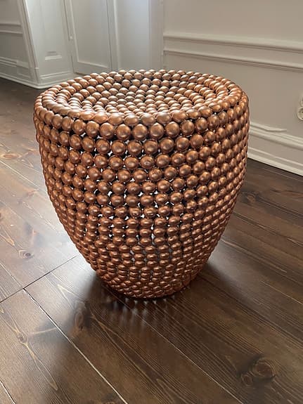 Dot Stool från Polspotten - Pall - bronsfärgad metall