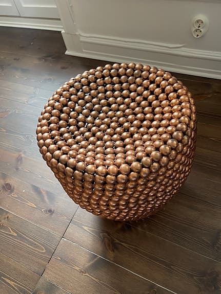 Dot Stool från Polspotten - Pall - bronsfärgad metall