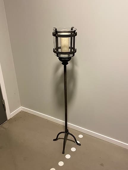 Hög ljusstake med glaskupa