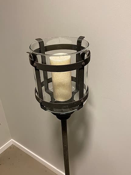 Hög ljusstake med glaskupa