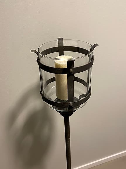 Hög ljusstake med glaskupa