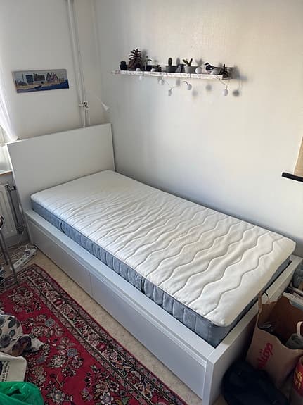 IKEA-säng MALM + madrass och bäddmadrass