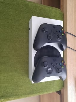 Microsoft Xbox Series S spelkonsol vit med två handkontroller