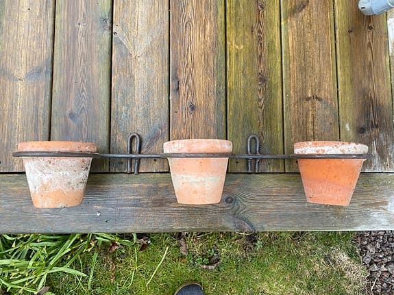 Krukor med väggfäste terrakotta och metall