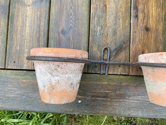 Krukor med väggfäste terrakotta och metall