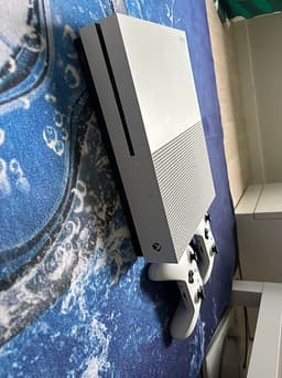Microsoft Xbox One S spelkonsol vit med två handkontroller