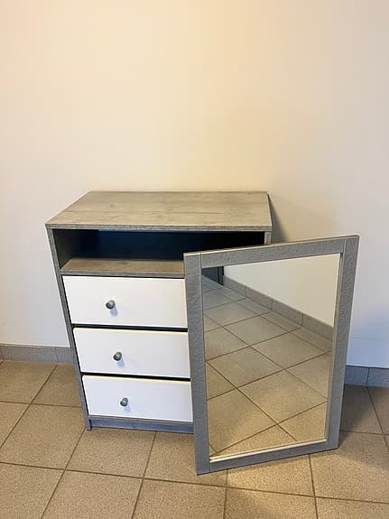 Byrå med frihängd spegel