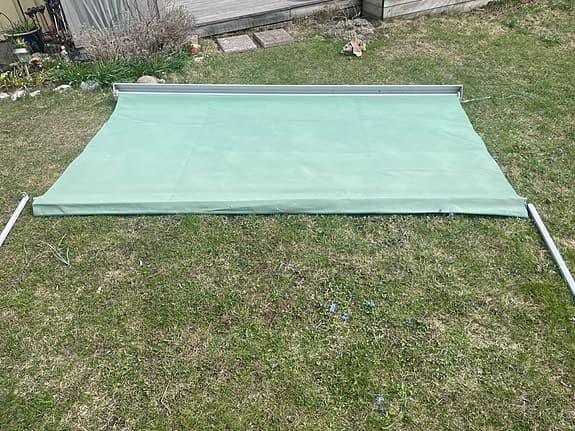 Ljusgrön fönstermarkis, c:a 270 cm bred och 70 cm utfall SLUMPAS
