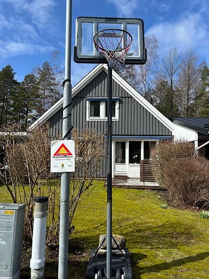Basketkorg på stolpe utomhus