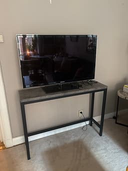 Samsung TV 43” – tunn modell, fint skick (sideboard ingår)