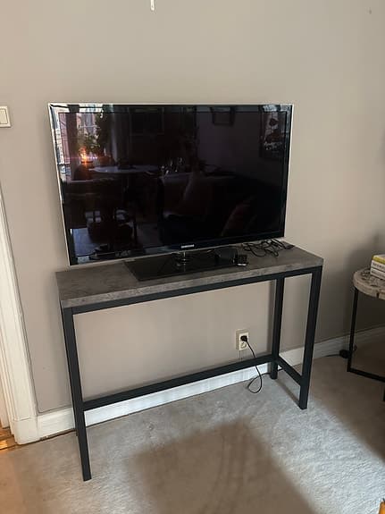 Samsung TV 43” – tunn modell, fint skick (sideboard ingår)