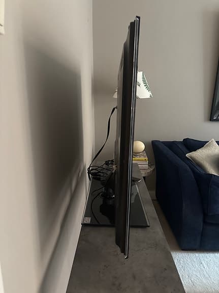 Samsung TV 43” – tunn modell, fint skick (sideboard ingår)