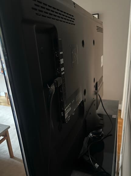 Samsung TV 43” – tunn modell, fint skick (sideboard ingår)