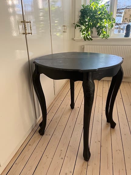 Två halvmånebord